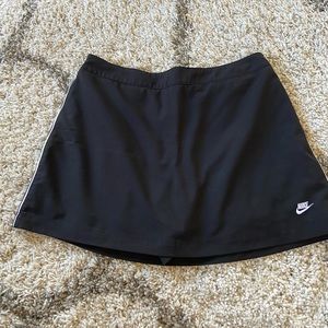 Black Nike skort w/ white racing stripes 12-14 L